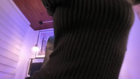 Snapshot of tylla_ chatting on 10.07.25 online show from 10.07.25