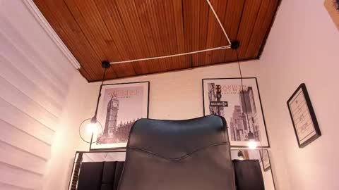 Snapshot of tylla_ chatting on 10.09.25 online show from 10.09.25