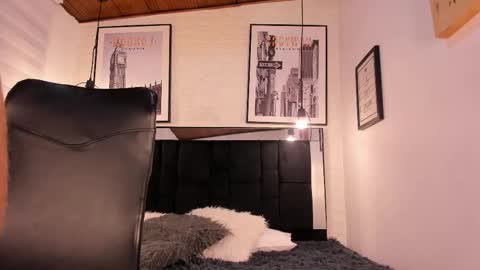 Snapshot of tylla_ chatting on 10.18.25 online show from 10.18.25