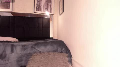 Snapshot of tylla_ chatting on 11.22.25 online show from 11.22.25