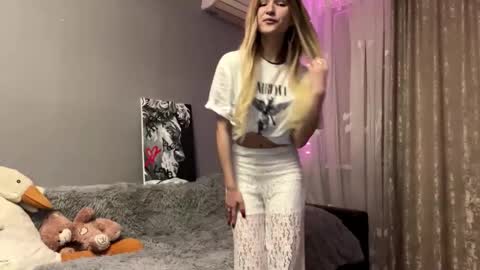 Snapshot of ulalittlepage chatting on 11.29.25 Vikki online show from 11.29.25