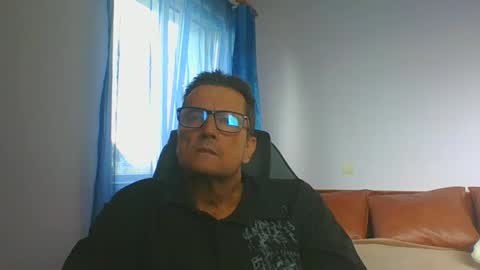 Snapshot of ulmeni4 chatting on 10.15.25 ulmeni4 online show from 10.15.25