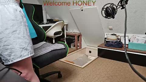 Snapshot of ultraunique chatting on 02.22.26 Mr. Mrs. Smith online show from 02.22.26