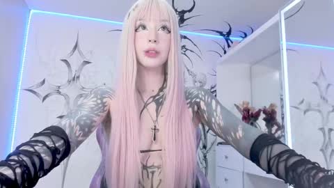 Snapshot of unachimbaherida chatting on 02.20.25 Elle Danielle online show from 02.20.25