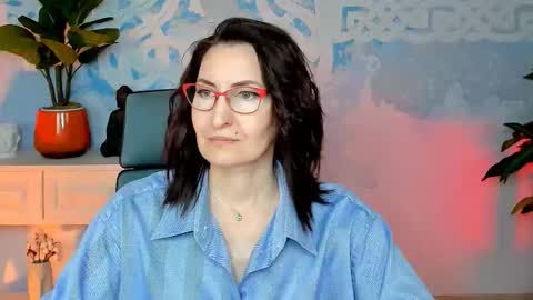Snapshot of unatera chatting on 10.19.25 UnaTera online show from 10.19.25