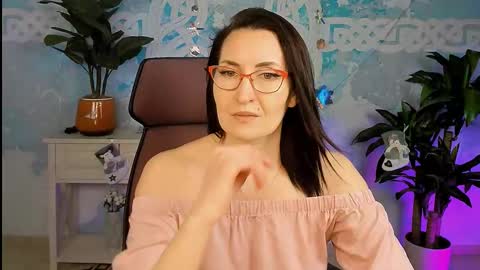 Snapshot of unatera chatting on 12.21.25 UnaTera online show from 12.21.25