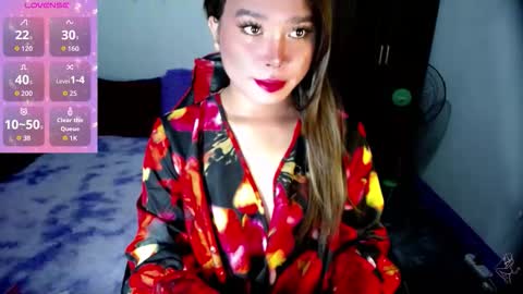 Snapshot of urasiansweet_cummer chatting on 10.30.25 KENDRA online show from 10.30.25