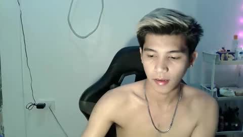 Snapshot of urcutefucking_asianboy chatting on 10.28.25 ASIANBBYBOY online show from 10.28.25