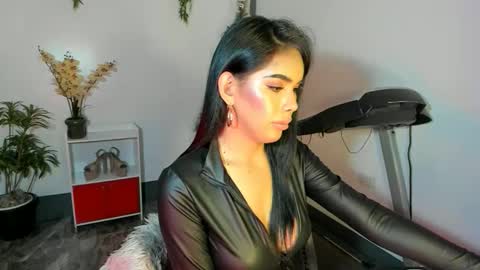 Angela Cullens online show from 01.05.25