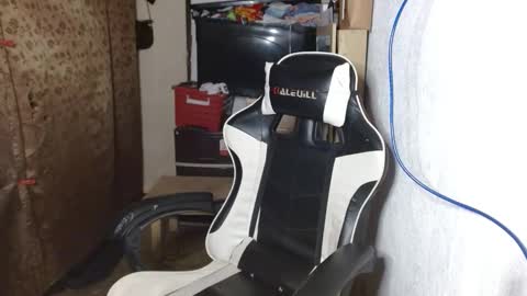 Snapshot of urfynestasian chatting on 10.27.25 urfynestasian online show from 10.27.25