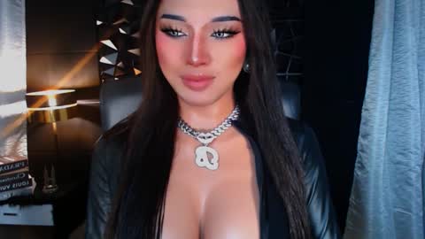 Snapshot of urgoddess_bella chatting on 10.03.25 My bella 3 online show from 10.03.25