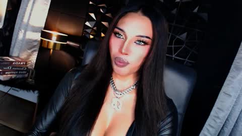 Snapshot of urgoddess_bella chatting on 10.06.25 My bella 3 online show from 10.06.25