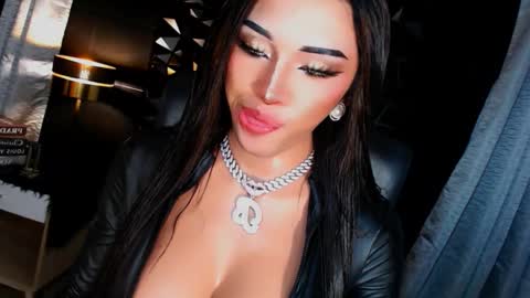 Snapshot of urgoddess_bella chatting on 10.08.25 My bella 3 online show from 10.08.25