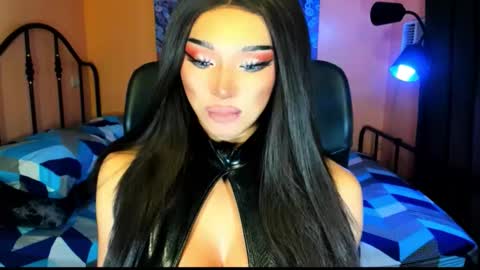 Snapshot of urgoddess_bella chatting on 11.12.25 My bella 3 online show from 11.12.25