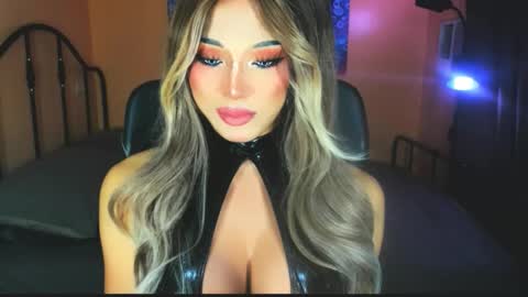 Snapshot of urgoddess_bella chatting on 11.17.25 My bella 3 online show from 11.17.25