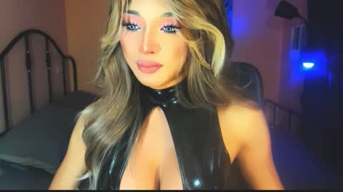 Snapshot of urgoddess_bella chatting on 11.18.25 My bella 3 online show from 11.18.25