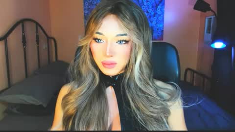 Snapshot of urgoddess_bella chatting on 11.19.25 My bella 3 online show from 11.19.25