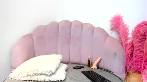 Snapshot of urlovex chatting on 12.13.24 Love online show from 12.13.24