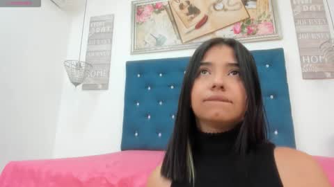 Snapshot of urlovex chatting on 12.19.25 Love online show from 12.19.25