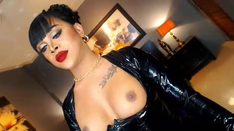 Snapshot of urmajestytyra chatting on 11.11.25 UrMajestyTyra online show from 11.11.25