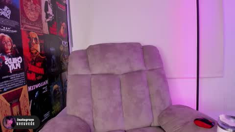 Snapshot of uveuvedee chatting on 10.14.25 Val help me get 100 thumbs up 3 online show from 10.14.25