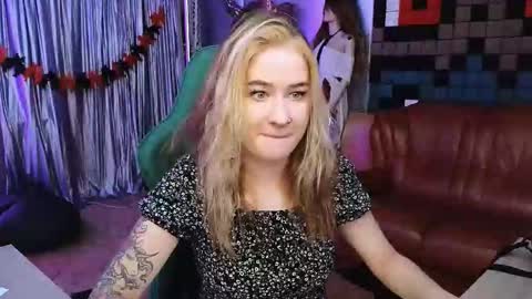 Snapshot of uvrays999 chatting on 11.10.25 Leila online show from 11.10.25