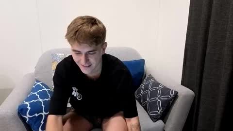Snapshot of uwucutieboy chatting on 10.08.25 me online show from 10.08.25