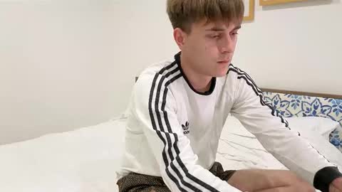 Snapshot of uwucutieboy chatting on 10.15.25 me online show from 10.15.25