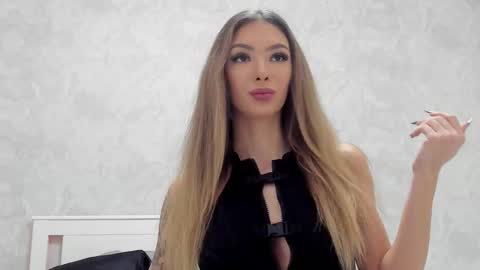 Snapshot of v_deville chatting on 09.19.25 Mia online show from 09.19.25