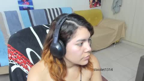 Snapshot of vaioletuwu chatting on 02.24.25 Vaiolet1314 online show from 02.24.25