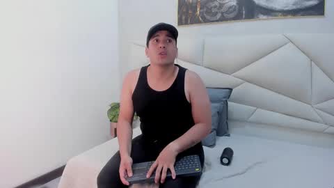 Snapshot of vale_n_matt chatting on 10.16.25 Samantha y Matt online show from 10.16.25