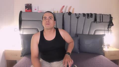 Snapshot of vale_n_matt chatting on 11.19.25 Samantha y Matt online show from 11.19.25