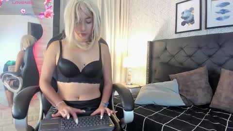 Snapshot of valentina__desire chatting on 11.25.25 Valen online show from 11.25.25