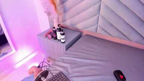 Mia  online show from 11.15.25