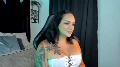 Snapshot of valentine_white chatting on 03.10.25 online show from 03.10.25