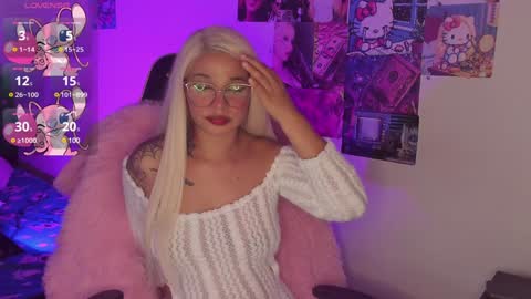 Snapshot of valentinna_5 chatting on 02.05.25 Danielle Please help me to reach 300 thumbs up online show from 02.05.25