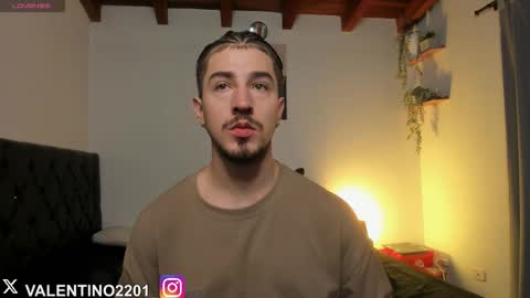 Snapshot of valentino2201 chatting on 11.10.25 valentino online show from 11.10.25
