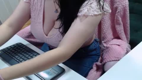 Snapshot of valery_cute_18 chatting on 09.24.25 valery cute 18 online show from 09.24.25
