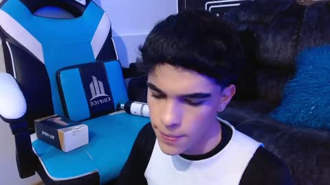 Snapshot of valery_hil chatting on 01.04.25 Thomy online show from 01.04.25