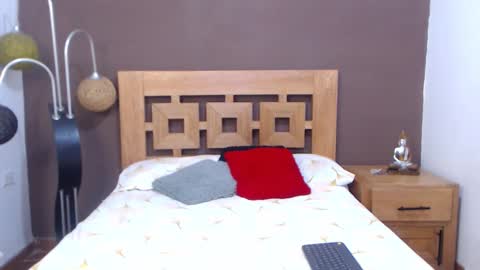 Snapshot of valesantodomingo chatting on 10.30.25 Sofia online show from 10.30.25