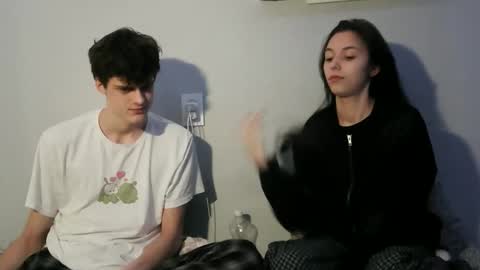 Snapshot of valesios chatting on 12.20.25 valesios online show from 12.20.25