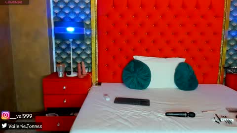 Snapshot of valleriejonnes chatting on 11.04.25 Valerie Val V online show from 11.04.25