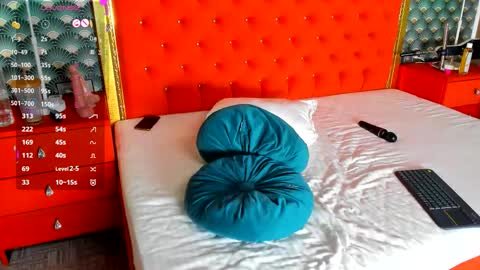 Snapshot of valleriejonnes chatting on 11.27.25 Valerie Val V online show from 11.27.25