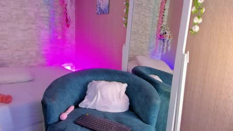 Snapshot of vanessa_santillan chatting on 05.27.26 Vanessa online show from 05.27.26