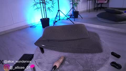 Vanessa Simon online show from 03.10.25