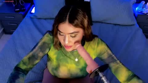 Snapshot of vanethompson chatting on 05.15.26 vanethompson online show from 05.15.26