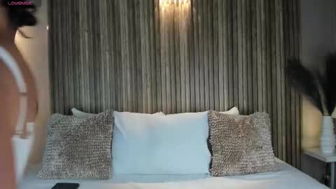 V A N N E S A   online show from 10.27.25