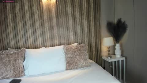 V A N N E S A   online show from 11.05.25