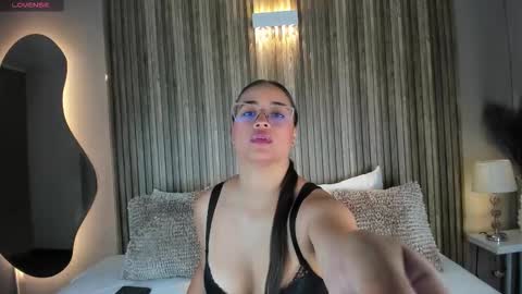 V A N N E S A   online show from 11.06.25