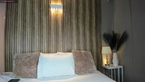 V A N N E S A   online show from 11.24.25